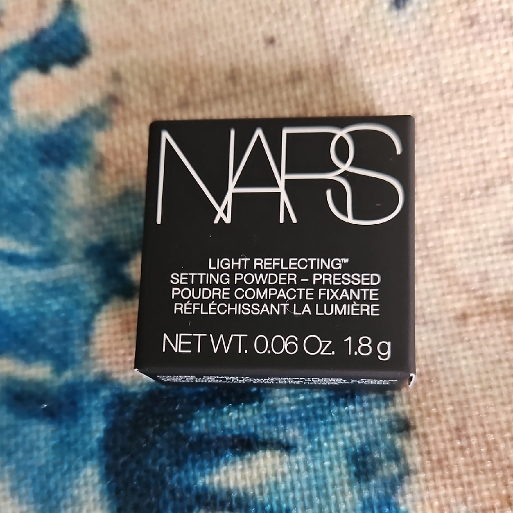 NARS Light Reflecting Setting Pressed Powder - Picture 2 of 12